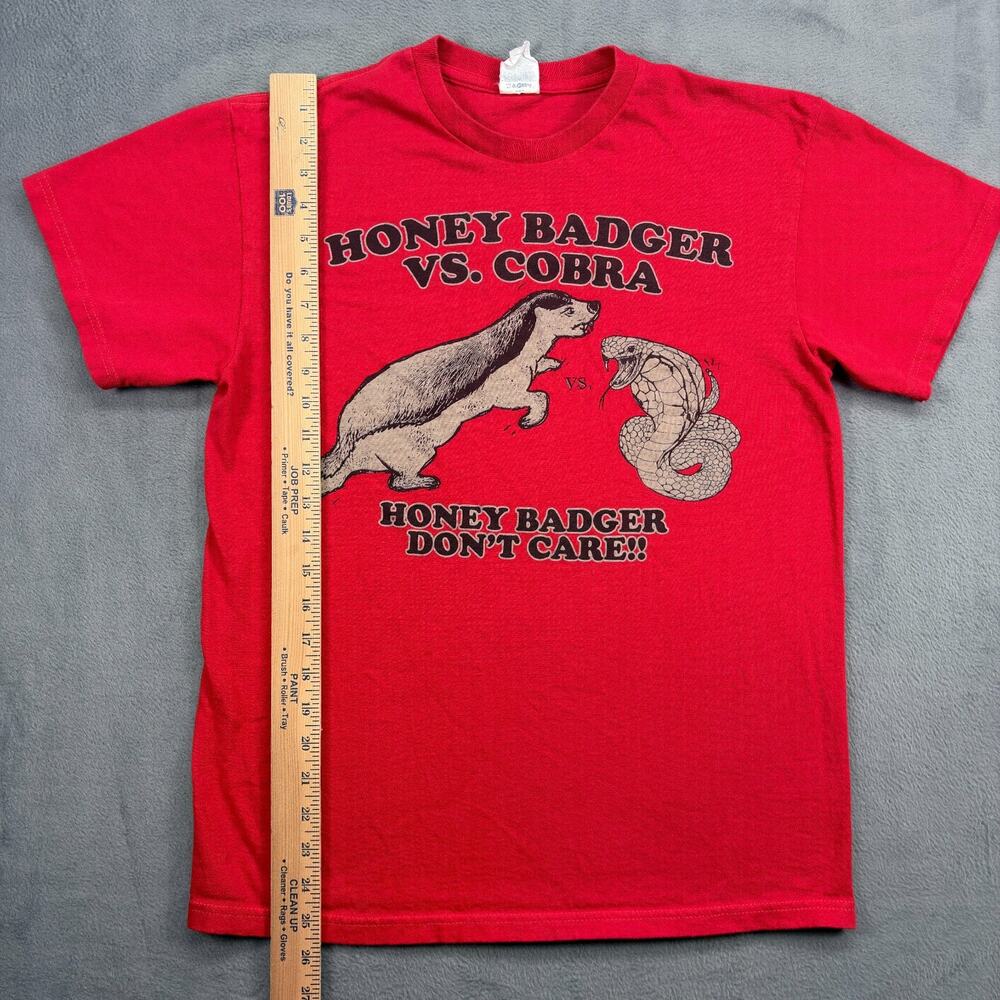 Honey Badger Vs. Cobra T-Shirt Men's Medium Red Delta Pro Weight Funny Meme Tee - Picture 4 of 6